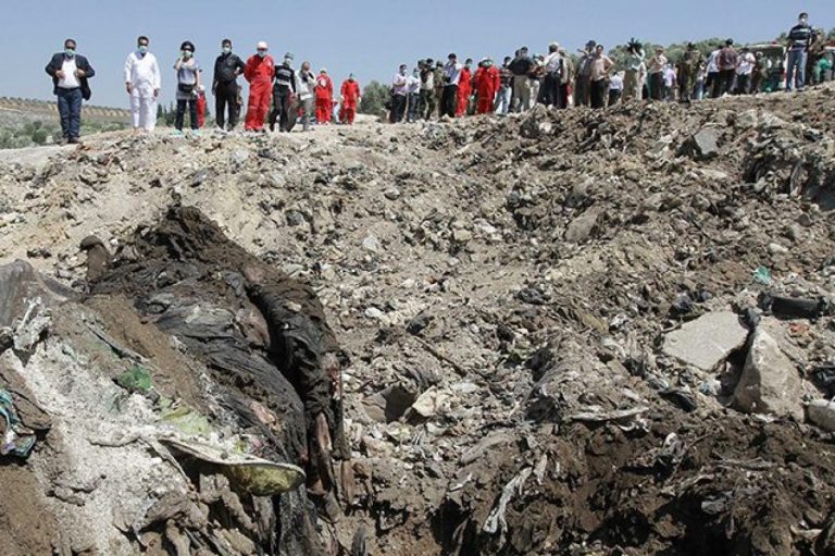 Siria, tra i 600 e 800 i corpi ritrovati in una fossa comune a Raqqa