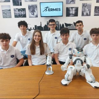 NAO Challenge 2025: con NaoNexus la riabilitazione è efficace e divertente!Pionieri dell’integrazione robotica dal 2019, questa è l'essenza del team NaoNexus.
Ricercando il "nexus" in ogni nuova sfida, la squadra è motivata a cercare un punto d’incontro tra umanità e robotica, dando vita a progetti che aiutino la società, implementando le tecnologie più recenti.Ora il grande evento si avvicina: il secondo team del liceo Alle Stimate @naonexus presenta un nuovo robot umanoide progettato per assistere gli atleti, in particolare in caso di infortunio.
Grazie a NAO infatti è possibile monitorare lo stato di salute di ogni singolo atleta e accompagnarlo al meglio durante il percorso di riabilitazione.A testare sul campo il potenziale di NAO la squadra di basket
@steebbasketcsi.Intervista ⬇️⬇️⬇️
https://youtu.be/cZOML8S8XUo?feature=sharedIntervistatori: Forte Nicole e Marchisio Francesca