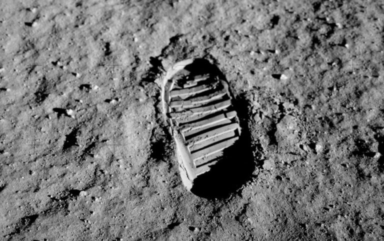 La prima impronta del primo uomo sulla Luna? Non è quella che noi conosciamo