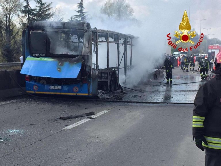 Autobus dirottato a Milano: 51 studenti sequestrati