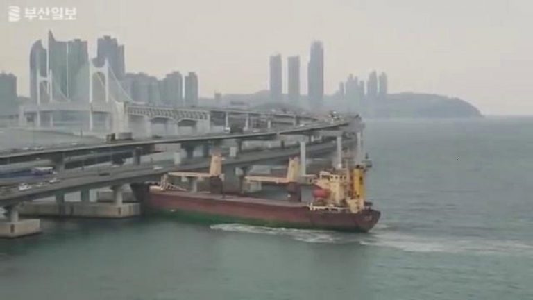 Scontro tra nave russa e il Gwangan Bridge: il comandante era ubriaco