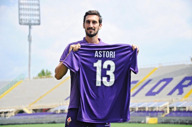 Davide Astori e quegli applausi al minuto 13