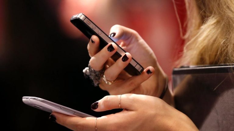 Ragazza in gita si butta dal primo piano dopo il sequestro del cellulare