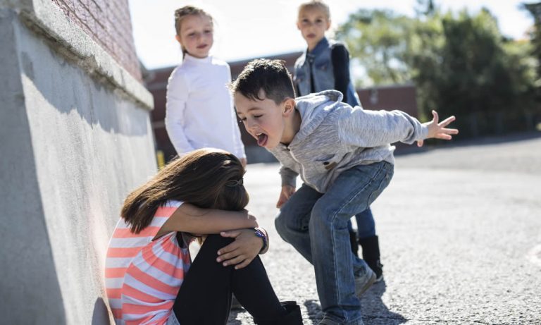 Verona, bambina delle elementari presa a calci dal compagno di classe