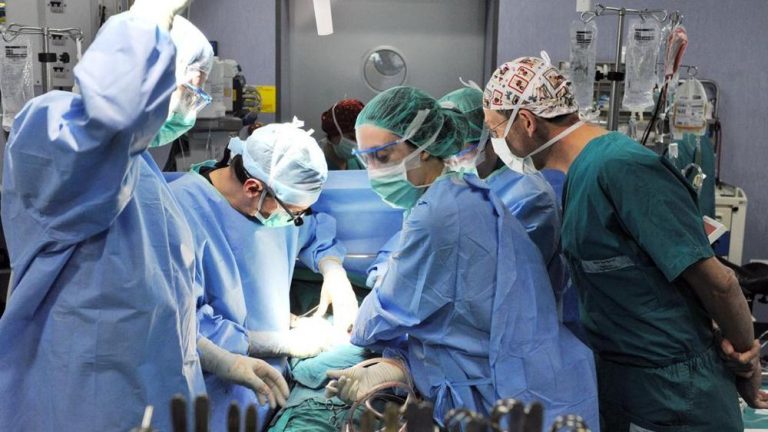 Pinza dimenticata nell’addome dopo l’intervento: la cartella clinica sequestrata dai Nas