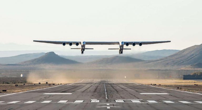 USA, effettuato il primo test in volo per l’aereo più grande al mondo