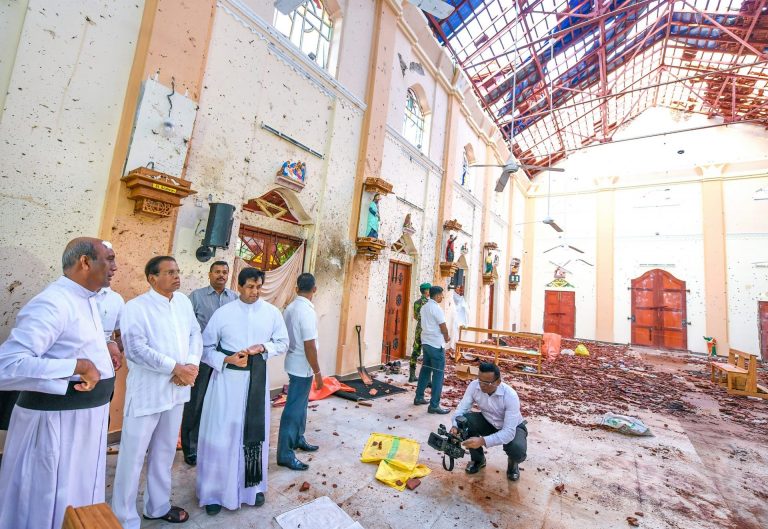 Attentati in Sri Lanka rivendicati dall’Isis, almeno 321 le vittime