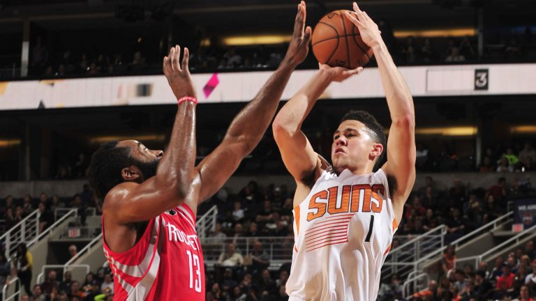 NBA: Devin Booker tra i grandi del basket a riuscire a fare 50 o più punti in gare consecutive