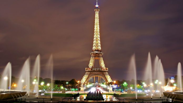 Eiffel-tower-lighted-at-night