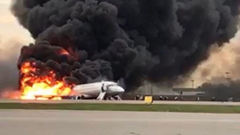 Aereo in fiamme a Mosca, 41 morti.
