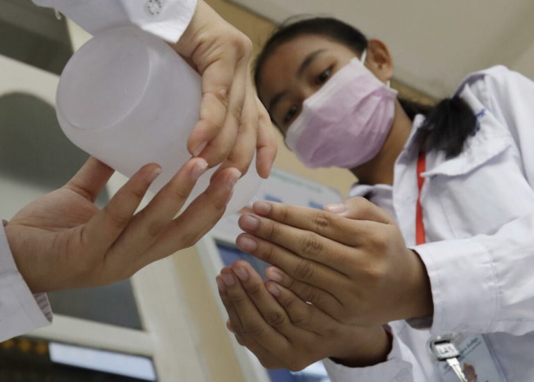 Lo studio choc: il coronavirus resiste fino a nove giorni sulle superfici