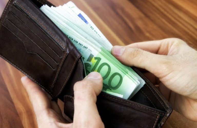 Buttati duemila euro nel water