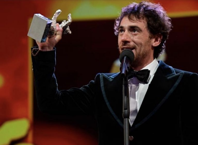 Elio Germano alza l’Orso d’argento