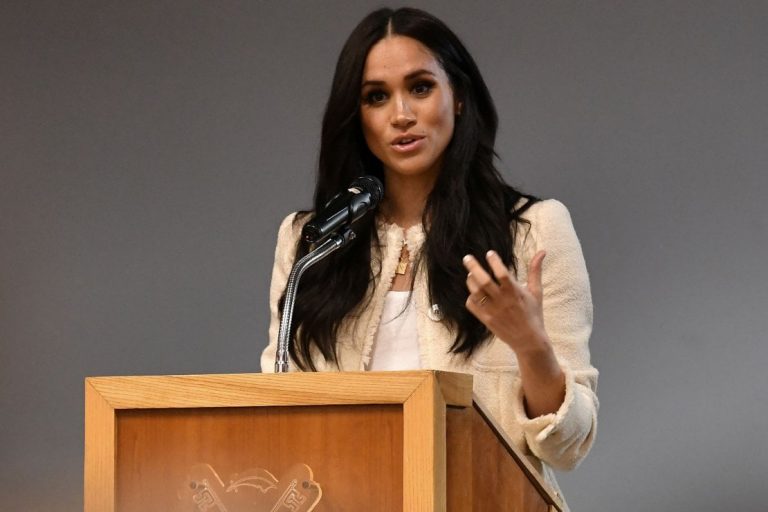Meghan Markle a scuola per “ricordare l’importanza delle donne”