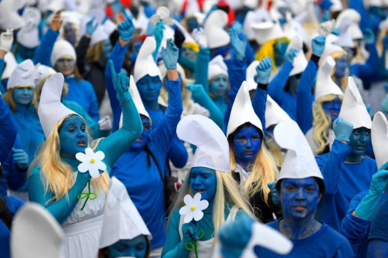 Francia, critiche per le 3500 persone vestite da puffi