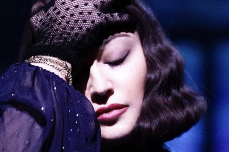 Madonna cade dal palco davanti ai fan