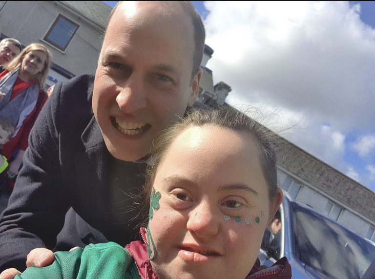 Il Principe William fa un selfie con una fan