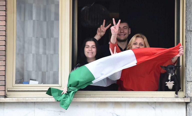 L’Italia non si arrende: applausi e musica dalle finestre
