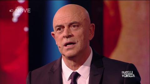 Maurizio Crozza durante la trasmissione Fratelli di Crozza