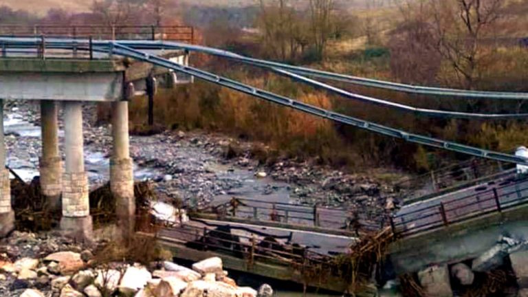 Maltempo: nel senese crolla un ponte. Neve sulle Dolomiti.