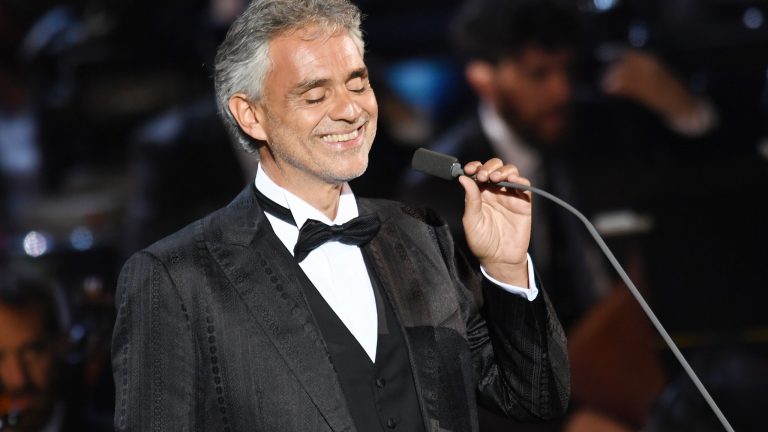 Nel giorno di Pasqua Bocelli canta nel Duomo di Milano