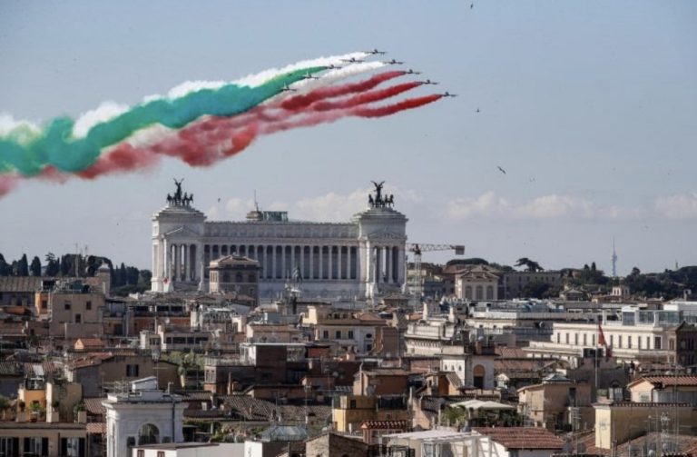 Tricolore in cielo per la Festa della Repubblica
