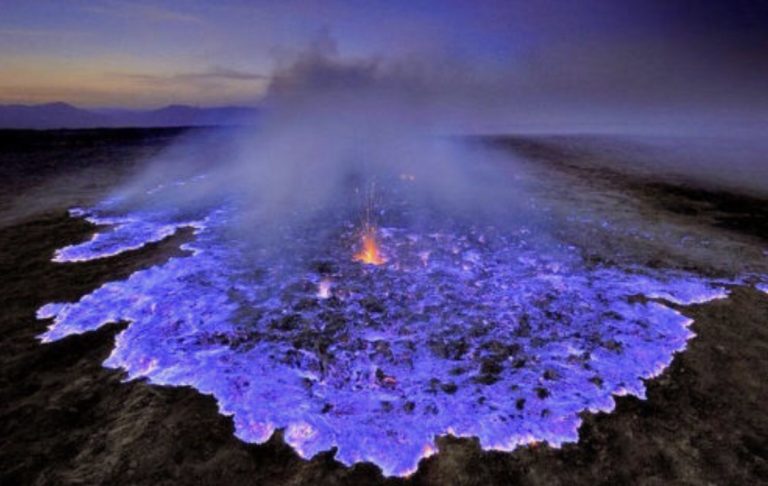 Il vulcano dalla lava blu