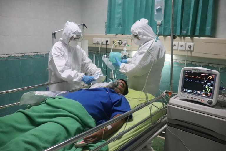 Covid, la testimonianza di due medici: «Abbiamo paura, ma non indietreggiamo»