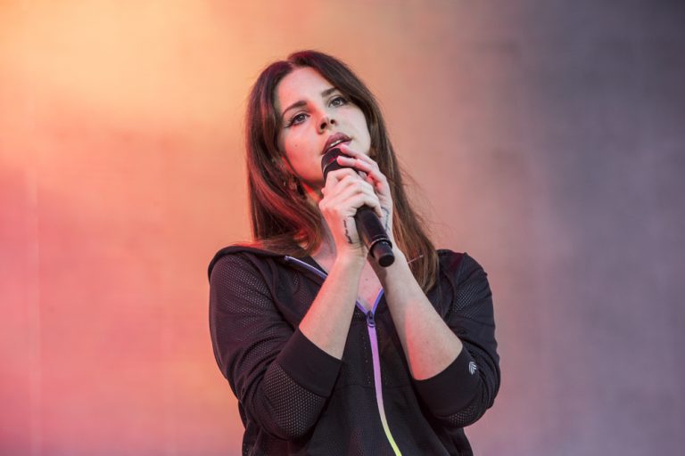 Lana del Rey accusata di razzismo? La cantante risponde con un album