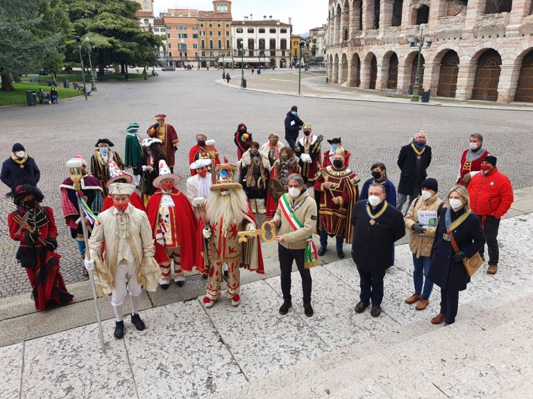 Il Papà del Gnoco con le maschere veronesi assieme al sindaco Sboarina.