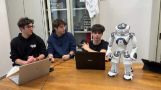 Alla Scuola alle Stimate si scaldano i motori per la prossima edizione del contest didattico dedicato alle scuole secondarie di secondo grado che ha l’obiettivo di potenziare le conoscenze degli studenti nel mondo della robotica umanoide e divulgare le potenzialità sociali della robotica di servizio.Abbiamo fatto un salto nel laboratorio della scuola per incontrare il team NaoNaxus che si sta preparando per la prossima edizione.Servizio di @gioelebrusciano e @alessandraafiorini@naonexus #robotica #ai