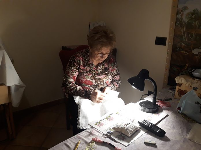 Liliana Vaccari mentre ricama