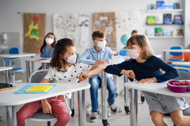 Studenti in classe con mascherina