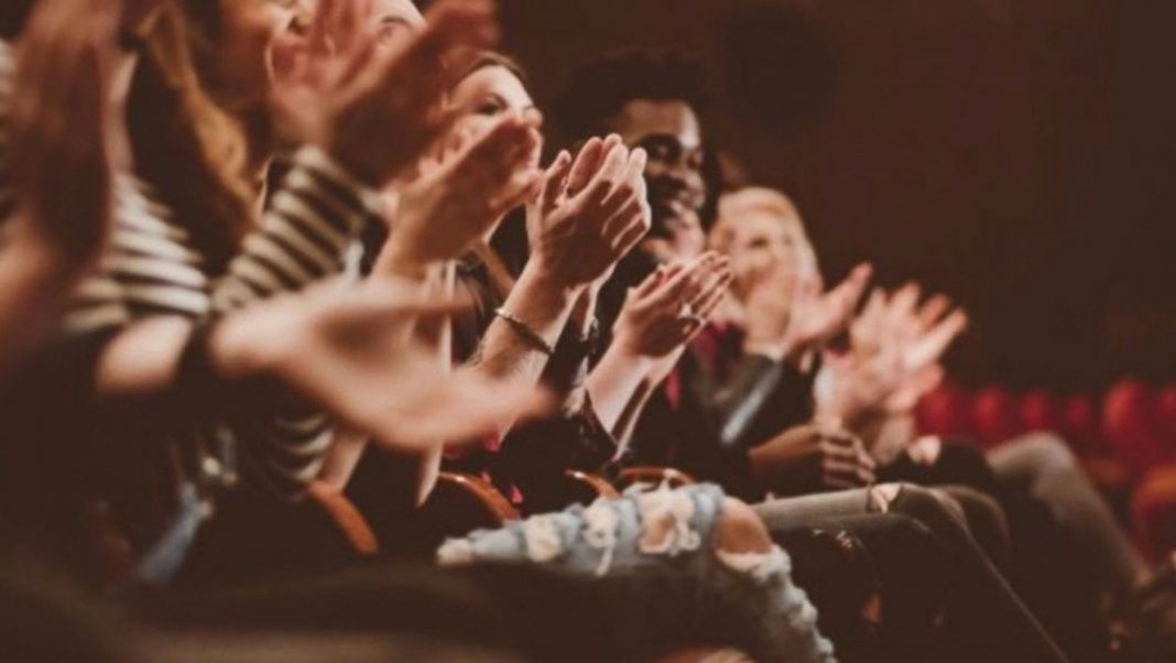 Mani che applaudono.