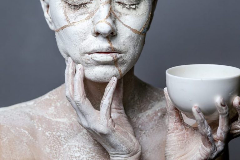 L’antica arte giapponese del riparare oggetti di ceramica con polvere d'oro per dar loro una nuova vita può aiutare a rimettere in ordine la nostra anima. Eccovi spiegato in cosa consiste e cosa rappresenta
