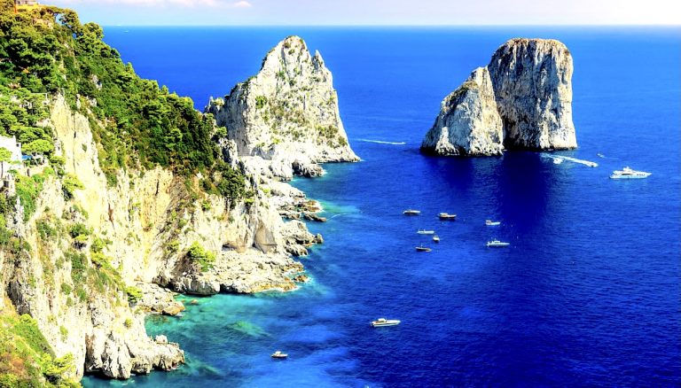 I Faraglioni di Capri devastati dalla pesca di datteri di mare