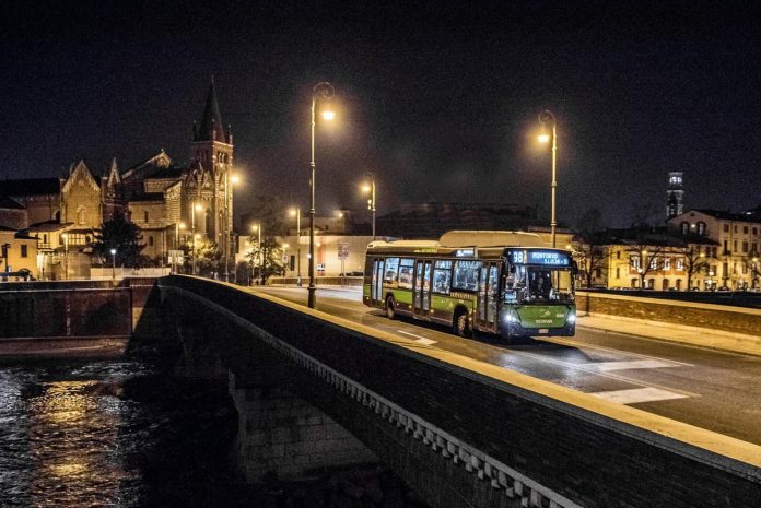 Autobus in orario serale a Verona.