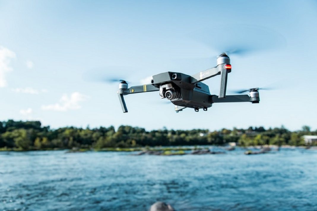 DRONE CHE SORVOLA IL MARE
