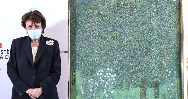 cespugli di rose sotto gli alberi