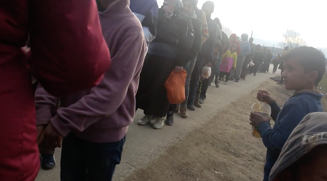 Persone in fila per un pasto in Serbia