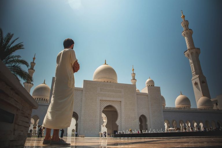Musulmano davanti a una moschea