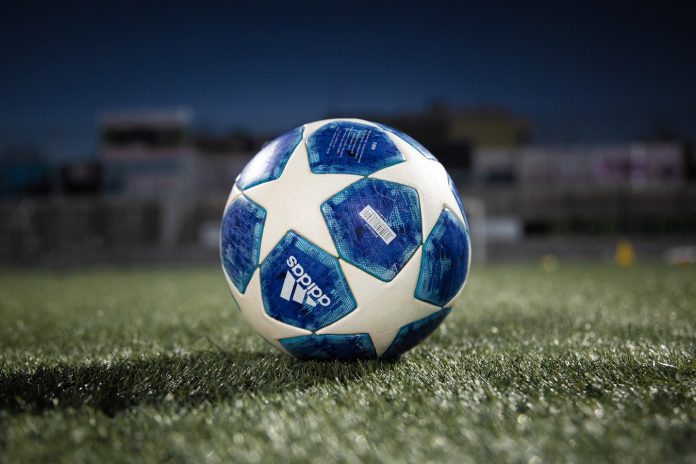 Un pallone fermo a centrocampo.