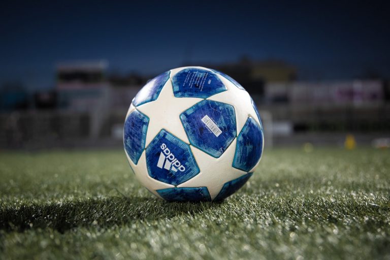 Un pallone fermo a centrocampo.