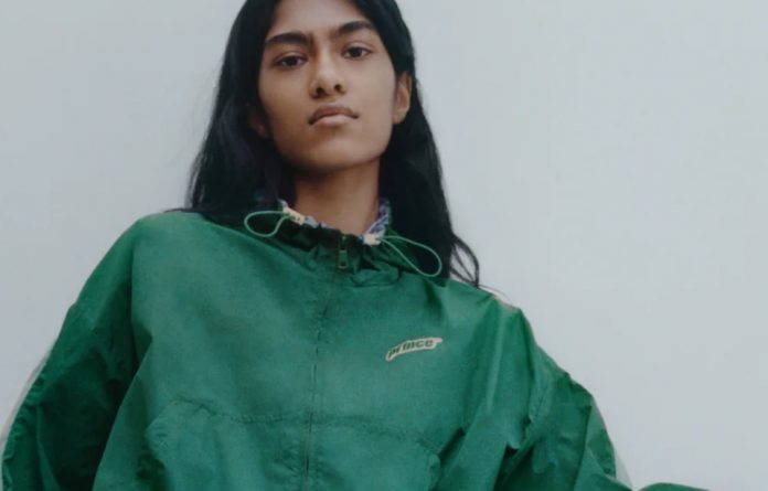 Una modella posa con una maglia Prince di Zara