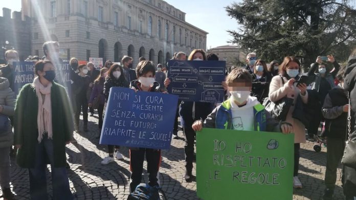 manifestazioe-no-dad-scuola-verona3