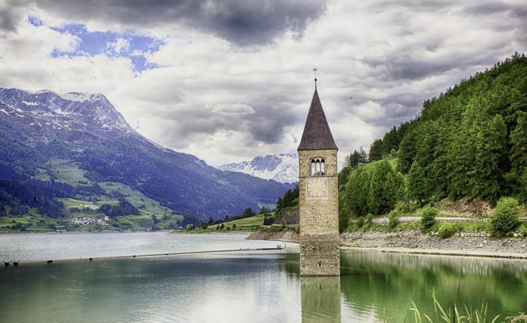Ritrovati nel lago di Resia i resti del paese Curon
