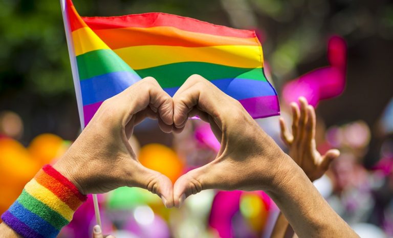 Bandiera arcobaleno per la Giornata mondiale contro l'omofobia.