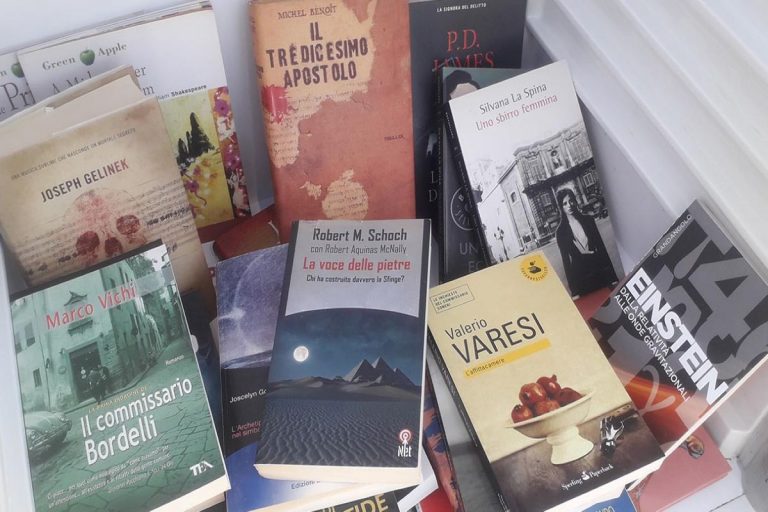 Da frigo abbandonato a biblioteca, succede a Roma