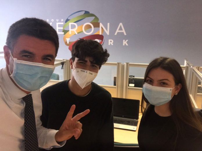 Leonardo Santinato e Carola Rigodanza assieme al direttore di Ermes e Verona Network Matteo Scolari