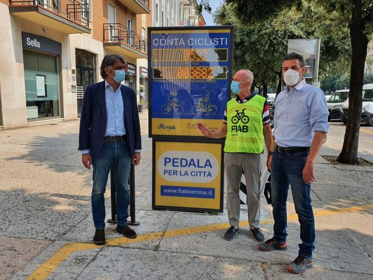 Primo display contabiciclette a Verona, l’unico di Fiab in Italia